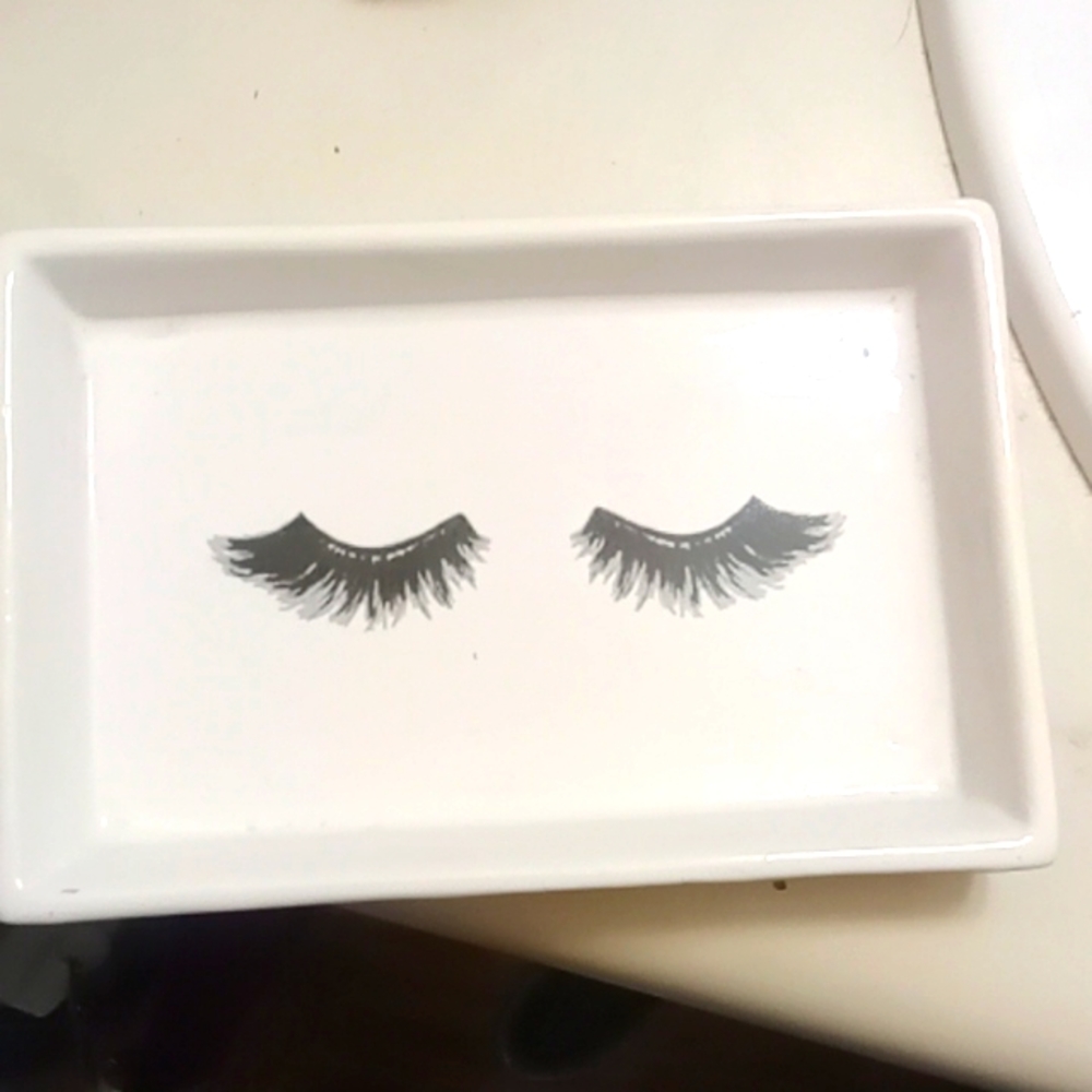 Eyelash dish